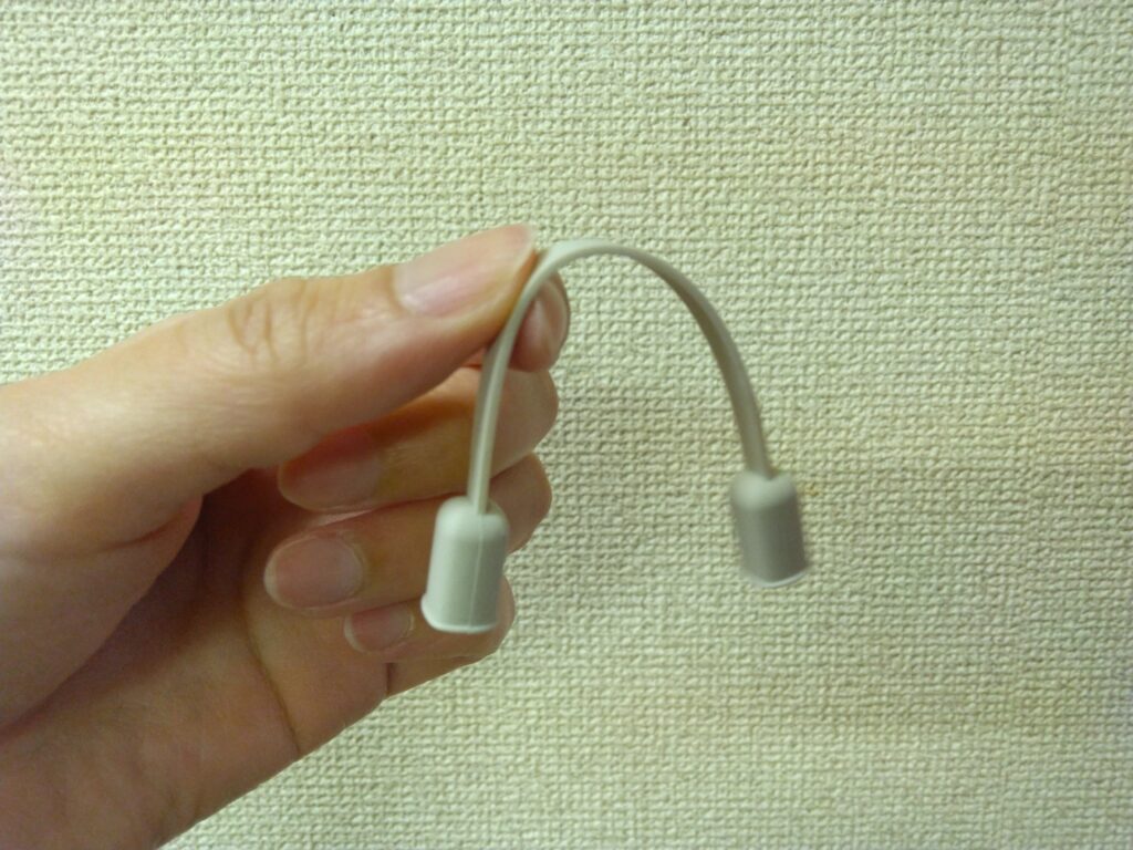 指でつまんだ「菜箸キャップ」アイボリー色