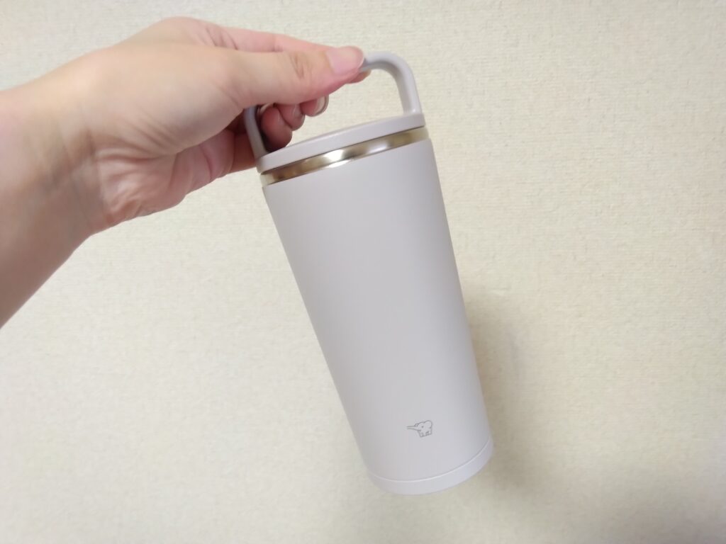 シームレスせんタンブラータイプのハンドル付きは持ち運ぶのに超便利