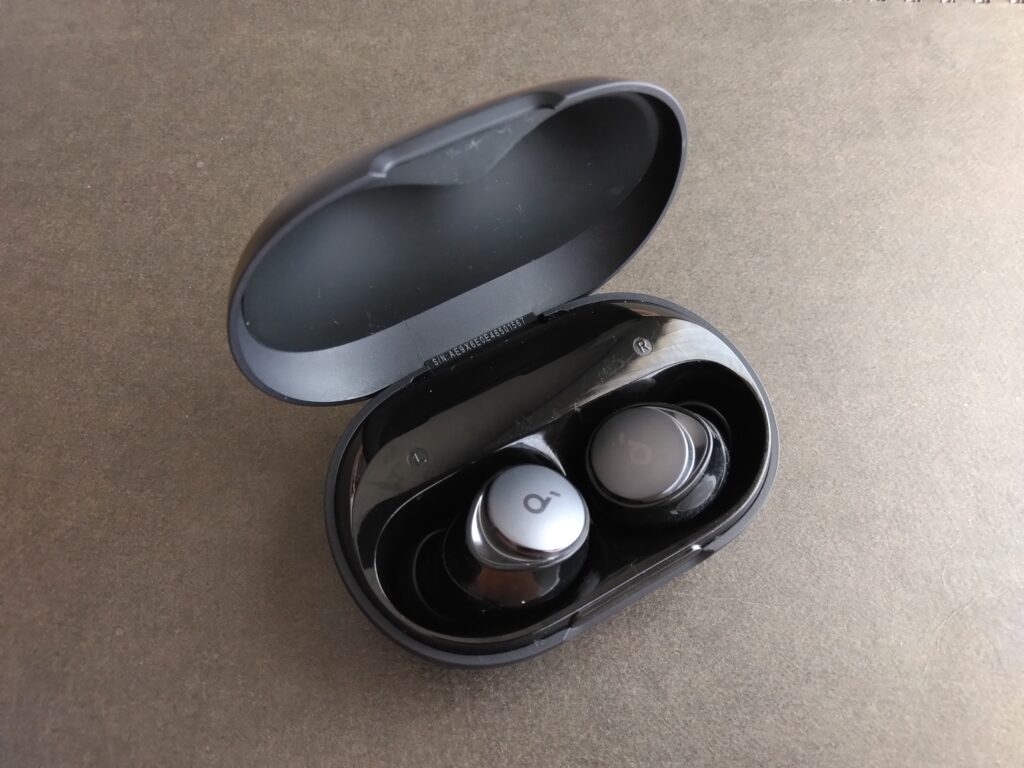 充電ケースの蓋を開けたAnker Soundcore A40
