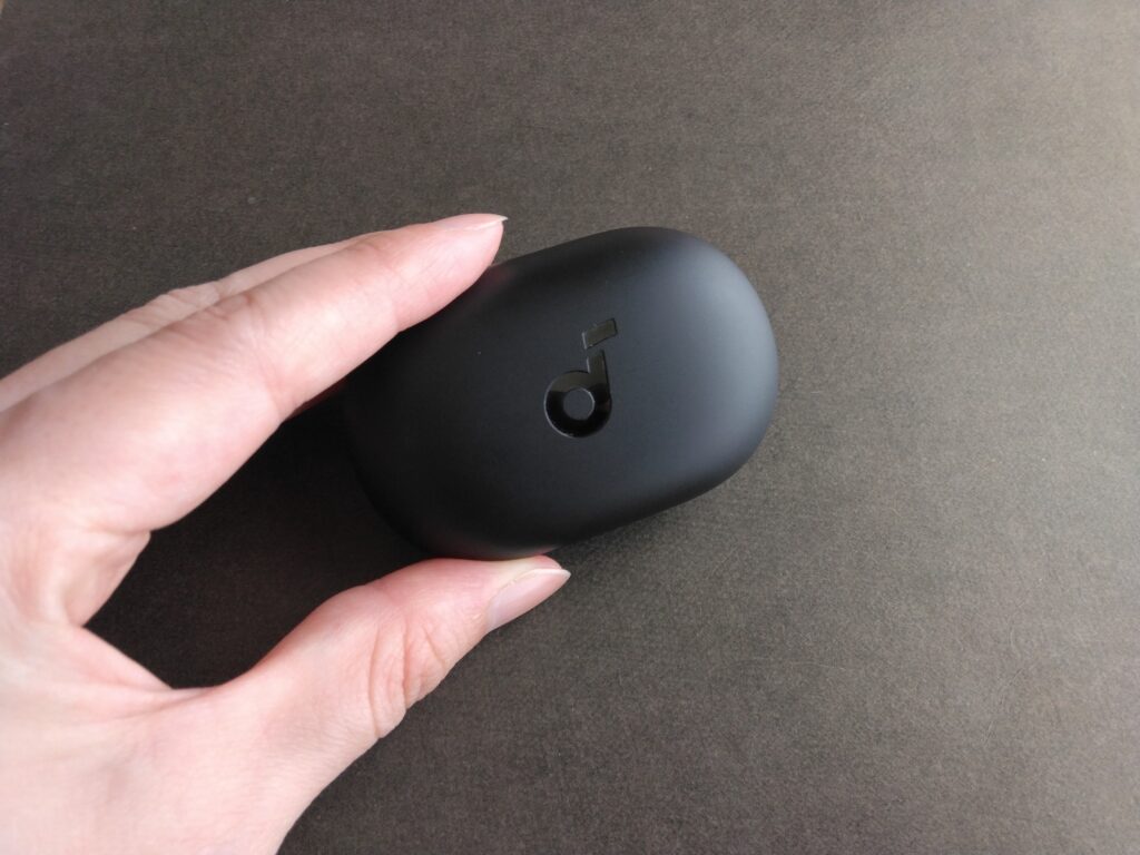 Anker Soundcore A40の充電ケースを手で持った様子