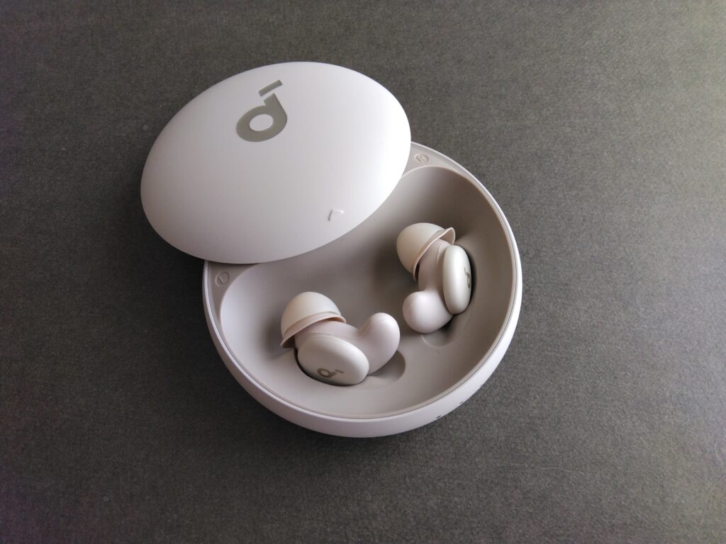 Soundcore Sleep A20の充電ケースを開けた様子