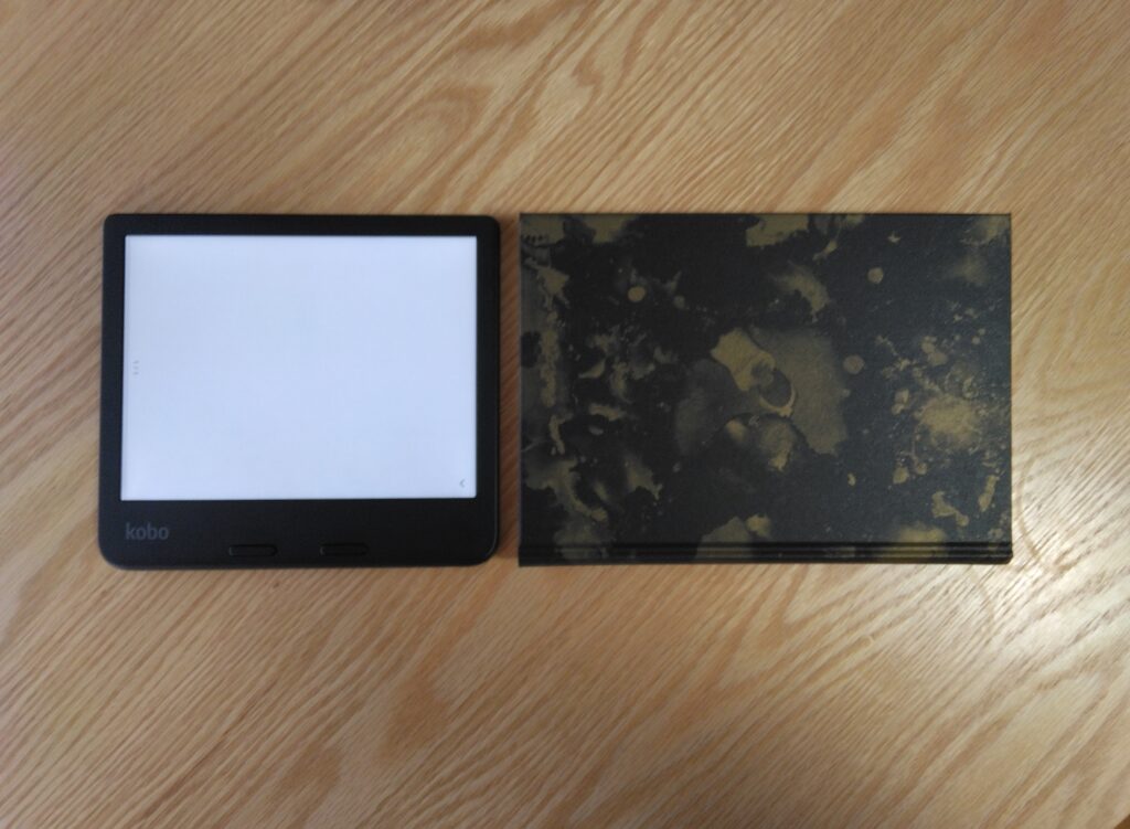 横はKobo Libra Colourと単行本、ほぼ同じくらい