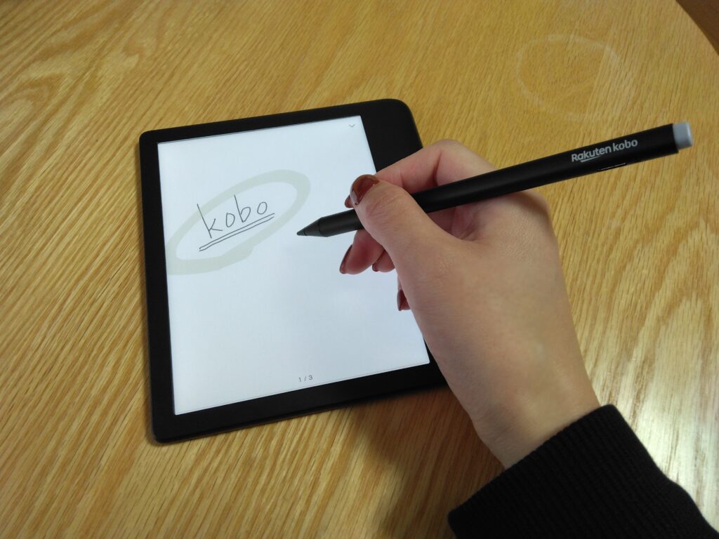 Kobo Libra Colourにスタイラスペン文字を書いている