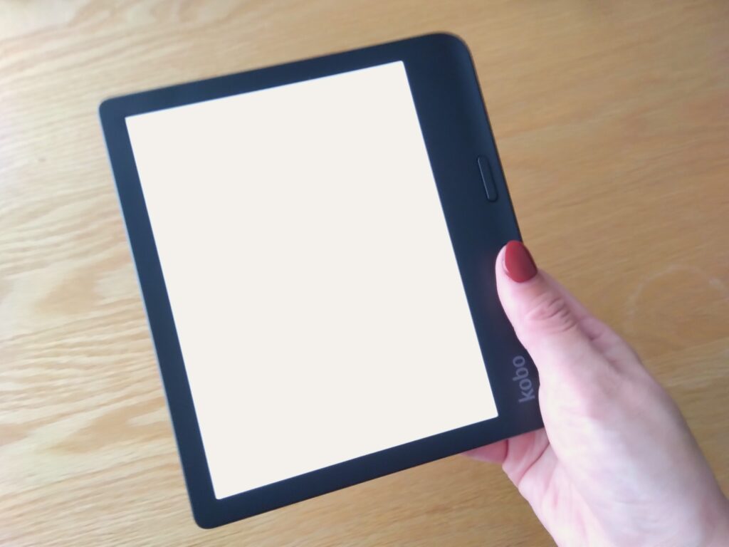 Kobo Libra Colourを手に持つと丁度物理ボタンの位置に親指がくる